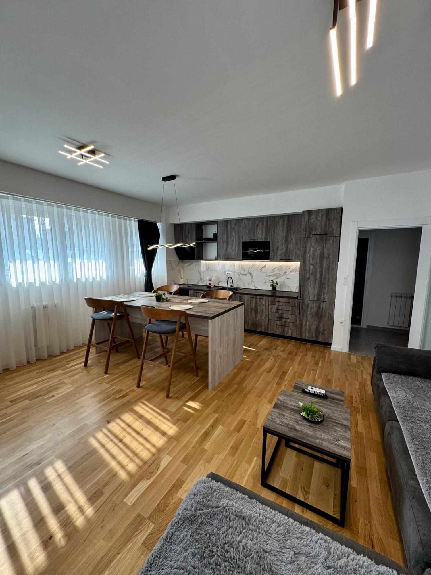 Downtown Riverside Apartments Skopje Buitenkant foto